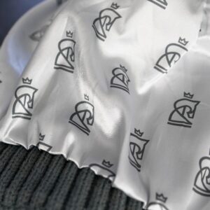 equestrian pom pom hat made of high-quality cable knit material with horse logo